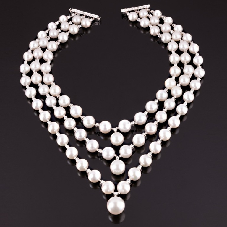 Divina, Pearl and diamond necklace